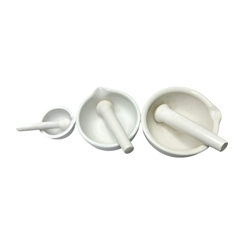 Laboratorium chemiczne Biała ceramiczna porcelana moździerz i tłuczek